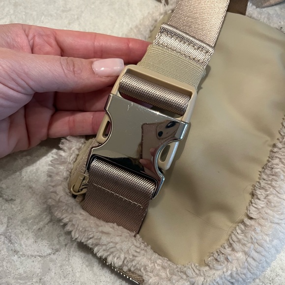 Lululemon original sherpa belt bag white gold everywhere cross body - Picture 2 of 5